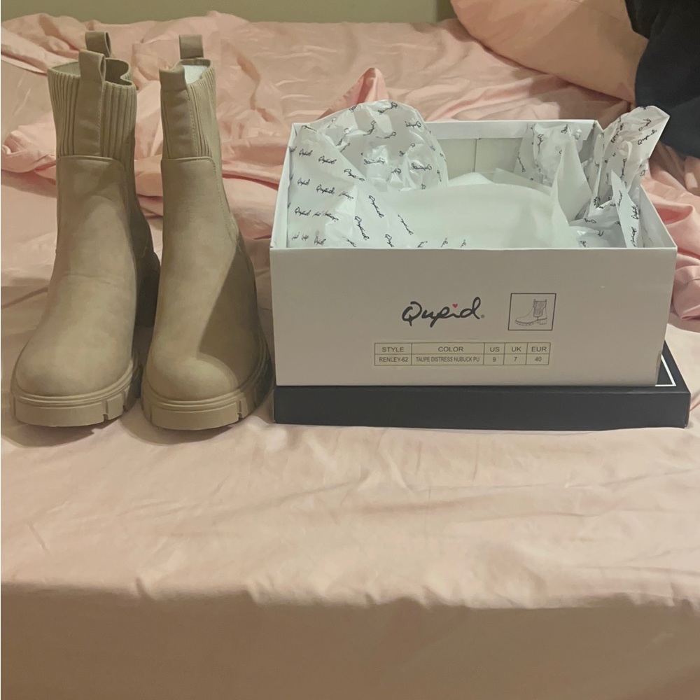 New boots super cute never worn